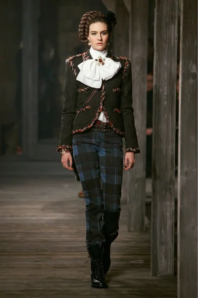 Look 17